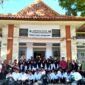 Kepala SRMP 29 Pamekasan Aisyah Minarni Mukti bersama 50 siswa foto bersama usai mengunjungi pameran budaya di Museum Mandhilaras beberapa waktu lalu. (SRMP FOR KLIKMADURA)