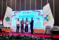 LUAR BIASA: Perwakilan RSUD Smart Pamekasan menerima penghargaan Sisrute Terbaik dari Dinkes Pamekasan yang diserahkan langsung oleh Bupati KH. Kholilurrahman. (LAILIYATUN NURIYAH/KLIK MADURA).