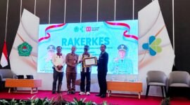 LUAR BIASA: Perwakilan RSUD Smart Pamekasan menerima penghargaan Sisrute Terbaik dari Dinkes Pamekasan yang diserahkan langsung oleh Bupati KH. Kholilurrahman. (LAILIYATUN NURIYAH/KLIK MADURA).