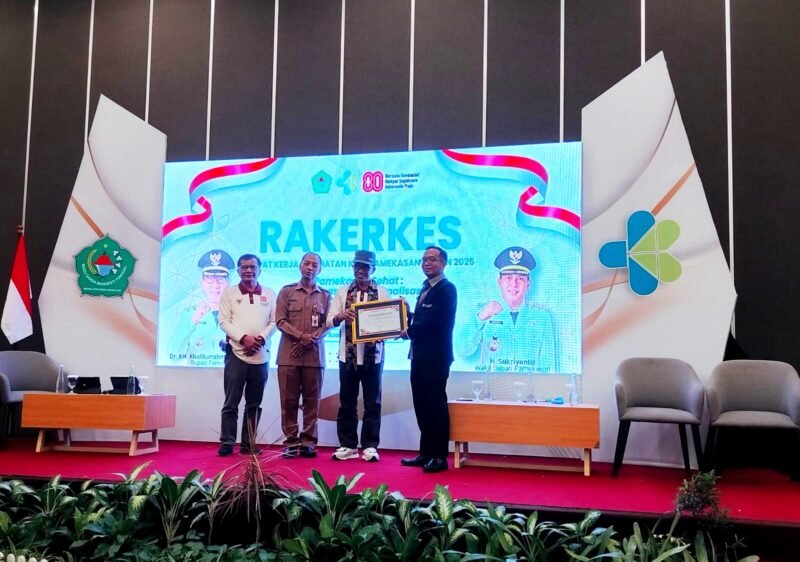 LUAR BIASA: Perwakilan RSUD Smart Pamekasan menerima penghargaan Sisrute Terbaik dari Dinkes Pamekasan yang diserahkan langsung oleh Bupati KH. Kholilurrahman. (LAILIYATUN NURIYAH/KLIK MADURA).