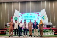 Kepala Dinkes Pamekasan dr. Saifudin (kiri) mendampingi Bupati Pamekasan Dr. KH. Kholilurrahman (tengah) berfoto bersama para undangan sebagai bentuk komitmen peningkatan pelayanan kesehatan di Kabupaten Pamekasan. (LAILIYATUN NURIYAH / KLIKMADURA)
