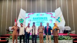 Kepala Dinkes Pamekasan dr. Saifudin (kiri) mendampingi Bupati Pamekasan Dr. KH. Kholilurrahman (tengah) berfoto bersama para undangan sebagai bentuk komitmen peningkatan pelayanan kesehatan di Kabupaten Pamekasan. (LAILIYATUN NURIYAH / KLIKMADURA)