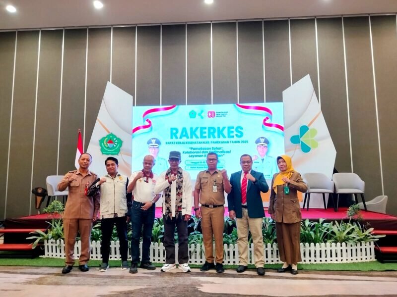 Kepala Dinkes Pamekasan dr. Saifudin (kiri) mendampingi Bupati Pamekasan Dr. KH. Kholilurrahman (tengah) berfoto bersama para undangan sebagai bentuk komitmen peningkatan pelayanan kesehatan di Kabupaten Pamekasan. (LAILIYATUN NURIYAH / KLIKMADURA)