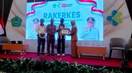 BERPRESTASI: Kapus Pademawu dr. Jeni Novita Anggraini menerima penghargaan Puskesmas dengan hasil pembinaan TPCB terbaik dari Dinkes Pamekasan. (LAILIYATUN NURIYAH/KLIK MADURA).