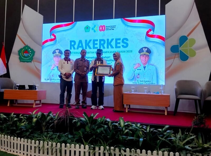 BERPRESTASI: Kapus Pademawu dr. Jeni Novita Anggraini menerima penghargaan Puskesmas dengan hasil pembinaan TPCB terbaik dari Dinkes Pamekasan. (LAILIYATUN NURIYAH/KLIK MADURA).