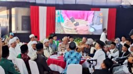 Kapolda Jawa Timur Irjen. Pol. Drs. Nanang Avianto bersama pejabat utama (PJU) Polda Jatim berbincang dengan sejumlah tokoh di Kabupaten Sampang.