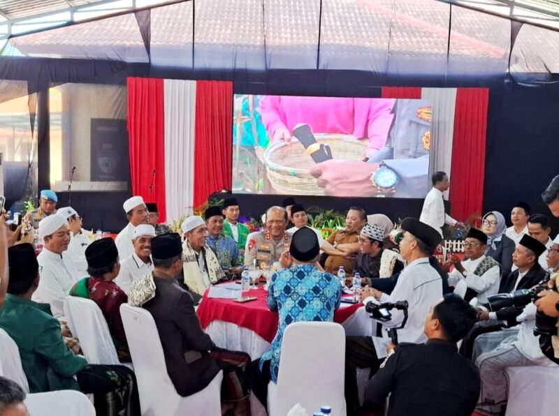 Kapolda Jawa Timur Irjen. Pol. Drs. Nanang Avianto bersama pejabat utama (PJU) Polda Jatim berbincang dengan sejumlah tokoh di Kabupaten Sampang.