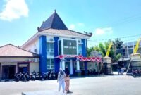 TERIK: Ibu dan korban pemukulan siswi SMPN 2 Pademawu berjalan di halaman Polres Pamekasan usai pemeriksaan. (LAILIYATUN NURIYAH/KLIK MADURA).