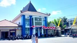 TERIK: Ibu dan korban pemukulan siswi SMPN 2 Pademawu berjalan di halaman Polres Pamekasan usai pemeriksaan. (LAILIYATUN NURIYAH/KLIK MADURA).