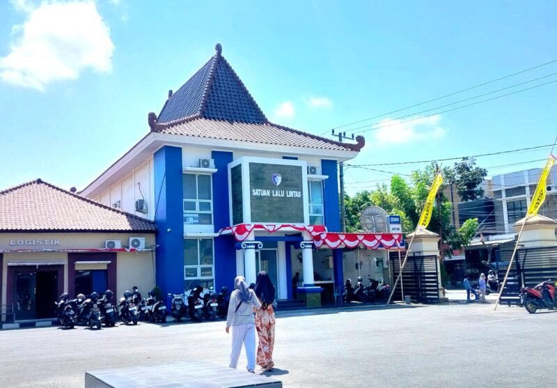 TERIK: Ibu dan korban pemukulan siswi SMPN 2 Pademawu berjalan di halaman Polres Pamekasan usai pemeriksaan. (LAILIYATUN NURIYAH/KLIK MADURA).