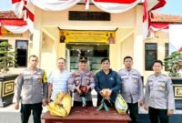 Kapolsek Sokobanah, Iptu Sujiyono menunjukkan barang bukti hasil penggerebekan sabung ayam di Dusun Polai Laok, Desa Bira Tengah, Kecamatan Sokobahan, Selasa (12/08/2025). (ISTIMEWA)