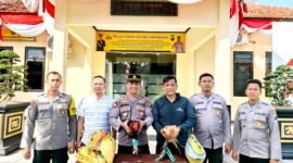 Kapolsek Sokobanah, Iptu Sujiyono menunjukkan barang bukti hasil penggerebekan sabung ayam di Dusun Polai Laok, Desa Bira Tengah, Kecamatan Sokobahan, Selasa (12/08/2025). (ISTIMEWA)