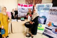 LAYANAN TERBAIK: Petugas stand RSUD Smart Pamekasan foto bersama di area pameran kesehatan Rakerkes Dinkes Pamekasan. (RSUD SMART UNTUK KLIK MADURA)