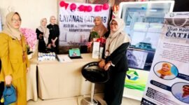 LAYANAN TERBAIK: Petugas stand RSUD Smart Pamekasan foto bersama di area pameran kesehatan Rakerkes Dinkes Pamekasan. (RSUD SMART UNTUK KLIK MADURA)