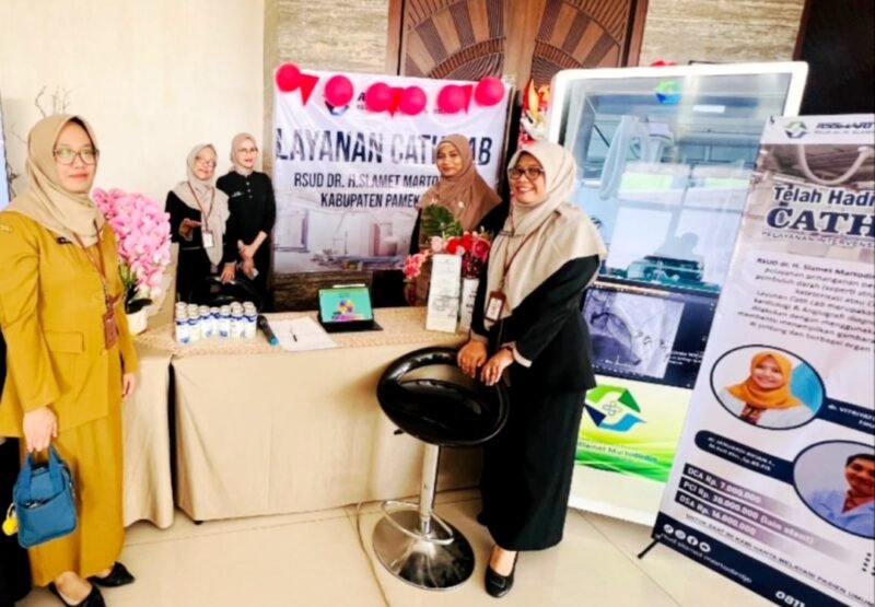 LAYANAN TERBAIK: Petugas stand RSUD Smart Pamekasan foto bersama di area pameran kesehatan Rakerkes Dinkes Pamekasan. (RSUD SMART UNTUK KLIK MADURA)