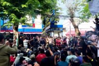 Ratusan massa menggelar aksi demonstrasi di depan Kantor Bea Cukai Madura. (MOH. IQBALUL KHAVEI MZ / KLIKMADURA)