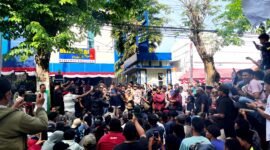 Ratusan massa menggelar aksi demonstrasi di depan Kantor Bea Cukai Madura. (MOH. IQBALUL KHAVEI MZ / KLIKMADURA)
