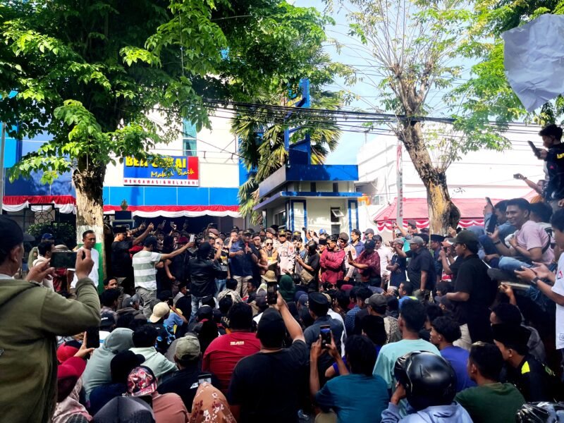 Ratusan massa menggelar aksi demonstrasi di depan Kantor Bea Cukai Madura. (MOH. IQBALUL KHAVEI MZ / KLIKMADURA)