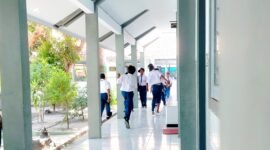 Sejumlah siswa SMPN 2 Pademawu bermain di depan kelas saat jam istirahat. (LAILIYATUN NURIYAH / KLIKMADURA)