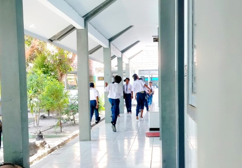 Sejumlah siswa SMPN 2 Pademawu bermain di depan kelas saat jam istirahat. (LAILIYATUN NURIYAH / KLIKMADURA)