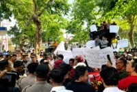 Ribuan masyarakat saat menggelar aksi demonstrasi di depan Kantor Bea Cukai Madura. (MOH. IQBALUL KHAVEI MZ / KLIKMADURA)