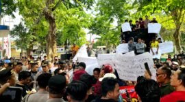 Ribuan masyarakat saat menggelar aksi demonstrasi di depan Kantor Bea Cukai Madura. (MOH. IQBALUL KHAVEI MZ / KLIKMADURA)