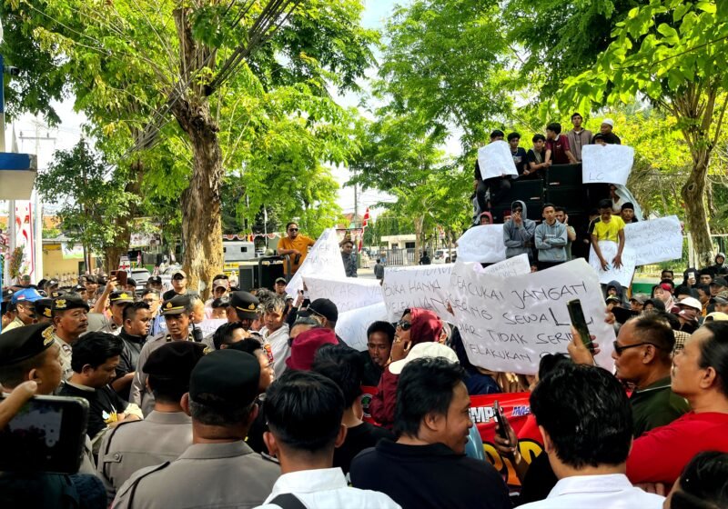 Ribuan masyarakat saat menggelar aksi demonstrasi di depan Kantor Bea Cukai Madura. (MOH. IQBALUL KHAVEI MZ / KLIKMADURA)