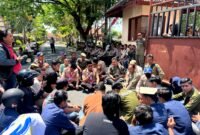 Bupati KH. Kholilurrahman didampingi Sekda Masrukin menemui massa aksi di depan Pendopo Ronggosuowati. (MOH. IQBALUL KHAVEI MZ / KLIKMADURA)