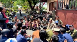 Bupati KH. Kholilurrahman didampingi Sekda Masrukin menemui massa aksi di depan Pendopo Ronggosuowati. (MOH. IQBALUL KHAVEI MZ / KLIKMADURA)