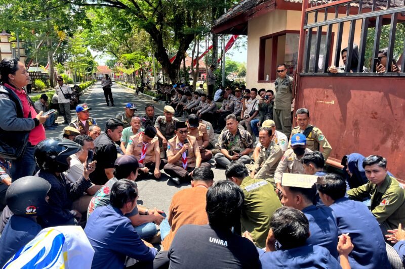 Bupati KH. Kholilurrahman didampingi Sekda Masrukin menemui massa aksi di depan Pendopo Ronggosuowati. (MOH. IQBALUL KHAVEI MZ / KLIKMADURA)
