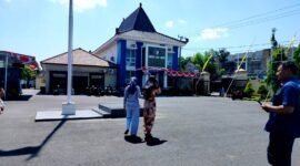 JALANI PROSES HUKUM: Ibu korban dan pelapor berada di halaman Polres Pamekasan. (LAILIYATUN NURIYAH/KLIK MADURA)