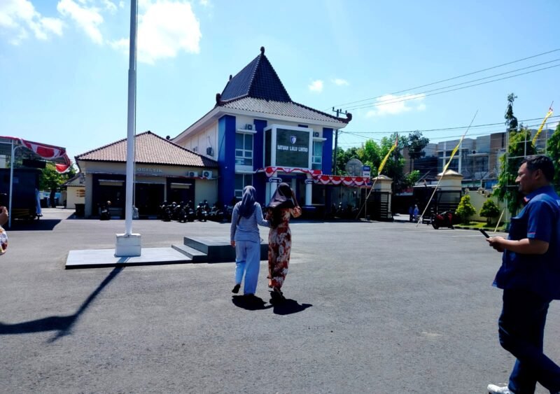 JALANI PROSES HUKUM: Ibu korban dan pelapor berada di halaman Polres Pamekasan. (LAILIYATUN NURIYAH/KLIK MADURA)