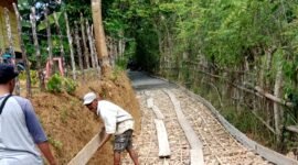 Warga Dusun Apal, Desa Angkatan, Kecamatan Arjasa, Sumenep memperbaiki jalan secara swadaya. (MONIR FOR KLIKMADURA)
