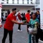 Pjs Pemimpin Cabang Bank Jatim Pamekasan, Yuda Imawan Sutanto menyerahkan nasi kotak kepada warga. (KLIKMADURA)