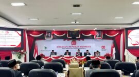 Bupati Pamekasan KH. Kholilurrahman, Ketua DPRD Pamekasan Ali Masykur beserta pimpinan dan seluruh anggota dewan saat mendengarkan pidato presiden dalam rangka HUT ke-80 Kemerdekaan RI. (MOH. IQBALUL KHAVEI MZ / KLIKMADURA)