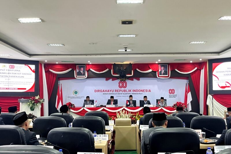 Bupati Pamekasan KH. Kholilurrahman, Ketua DPRD Pamekasan Ali Masykur beserta pimpinan dan seluruh anggota dewan saat mendengarkan pidato presiden dalam rangka HUT ke-80 Kemerdekaan RI. (MOH. IQBALUL KHAVEI MZ / KLIKMADURA)