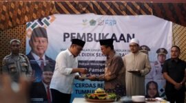 SUKSES: Bupati Pamekasan KH. Kholilurrahman menyerahkan tumpeng kepada Ketua DPRD Pamekasan Ali Masykur saat pembukaan MPLS SRMP 29 Pamekasan. (YUSRIL RAHMAN SYAKUR / KLIK MADURA).