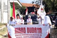 Santri Yayasan Al Madaniyah Atsarus Salafiyah mengikuti kirab budaya dalam rangka HUT Kemerdekaan ke-80 RI. (DOK. KLIKMADURA)