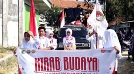 Santri Yayasan Al Madaniyah Atsarus Salafiyah mengikuti kirab budaya dalam rangka HUT Kemerdekaan ke-80 RI. (DOK. KLIKMADURA)
