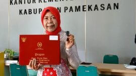 Chandra Kirana, Guru Biologi MAN 2 Pamekasan menunjukkan sertifikat penghargaan. (KLIKMADURA)