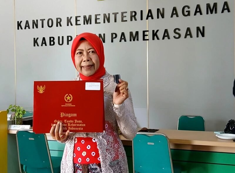 Chandra Kirana, Guru Biologi MAN 2 Pamekasan menunjukkan sertifikat penghargaan. (KLIKMADURA)