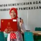 Chandra Kirana, Guru Biologi MAN 2 Pamekasan menunjukkan sertifikat penghargaan. (KLIKMADURA)