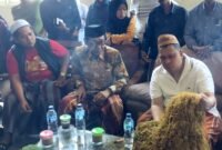 Bupati Pamekasan KH. Kholilurrahman menyaksikan CEO PT. Bawang Mas, H. Khairul Umam saat memastikan harga tembakau. (KLIKMADURA)