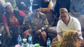 Bupati Pamekasan KH. Kholilurrahman menyaksikan CEO PT. Bawang Mas, H. Khairul Umam saat memastikan harga tembakau. (KLIKMADURA)