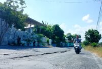 Pengendara melintasi jalan rusak di Desa Panglegur, Kecamatan Tlanakan, Pamekasan. (LAILIYATUN NURIYAH / KLIKMADURA)