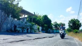 Pengendara melintasi jalan rusak di Desa Panglegur, Kecamatan Tlanakan, Pamekasan. (LAILIYATUN NURIYAH / KLIKMADURA)