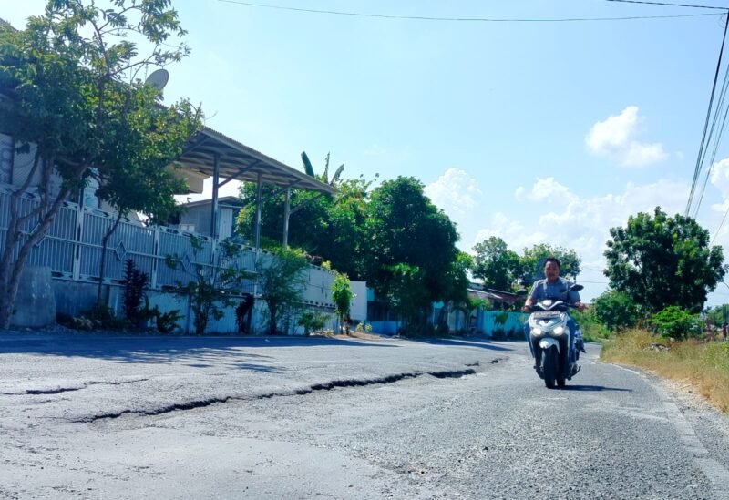 Pengendara melintasi jalan rusak di Desa Panglegur, Kecamatan Tlanakan, Pamekasan. (LAILIYATUN NURIYAH / KLIKMADURA)