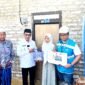 Bupati Pamekasan KH. Kholilurrahman (baju putih) didampingi Assistant Manager Keuangan dan Umum PLN UP3 Madura, Kharisma Nur Khakim menyerahkan bantuan secara simbolis kepada Kamila, guru honorer asal Desa Pamaroh, Kecamatan Kadur, Pamekasan. (MOH. IQBALUL KHAVEI MZ / KLIKMADURA)