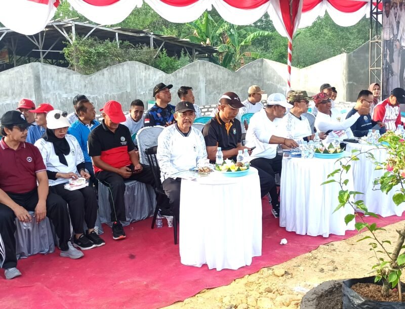 Bupati Pamekasan KH. Kholilurrahman bersama Wabup H. Sukriyanto didampingi Kepala Disporapar Pamekasan, Fathorrachman dan sejumlah kepala OPD saat program BERSAPDA di Kecamatan Proppo. (DISPORAPAR PAMEKASAN FOR KLIKMADURA)