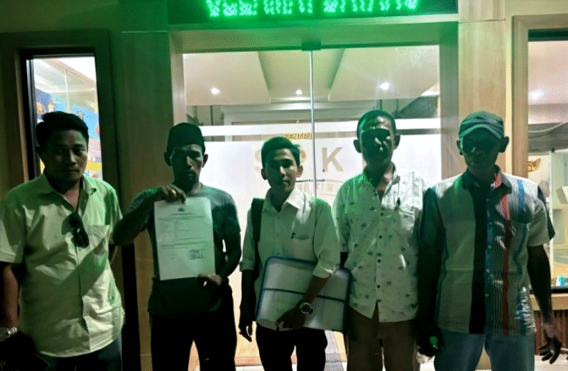 Sejumlah nelayan asal Desa Batioh, Kecamatan Banyuates, Kabupaten Sampang saat melapor ke Polda Jawa Timur, Jumat (22/8/2025).